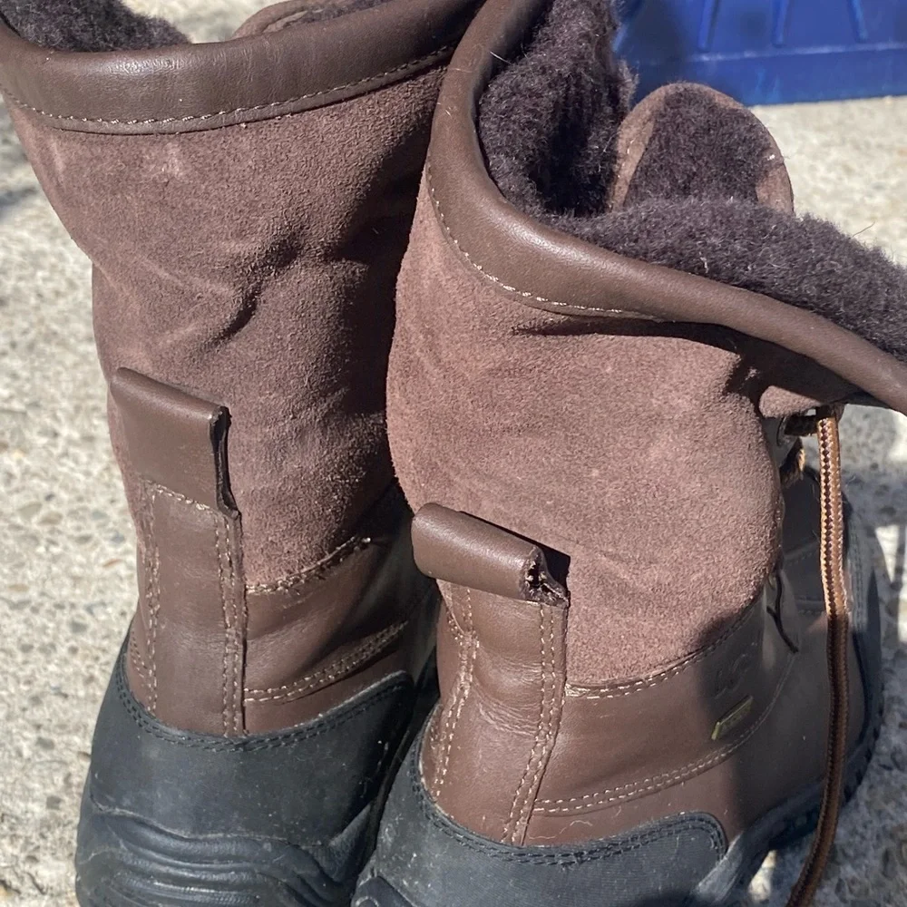 UGG Men's 6 Chocolate and Ebony Snow Boots